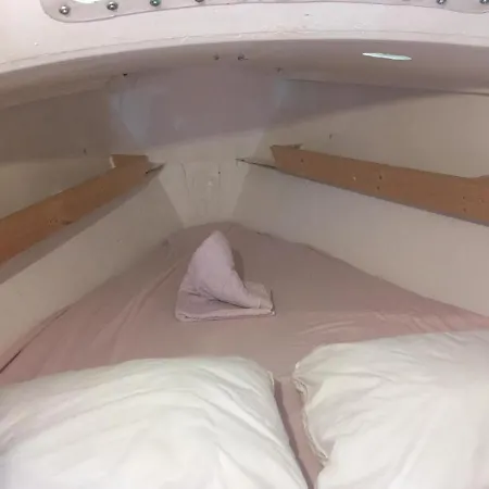 Alpha Sailing Boat 船屋 昂蒂布